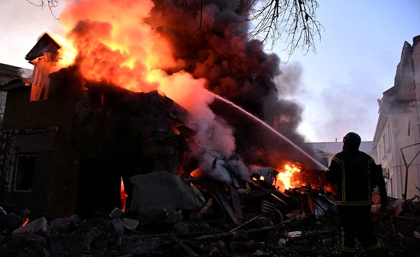 Des dizaines de maisons touchées par une frappe ukrainienne contre la région de Kherson.
