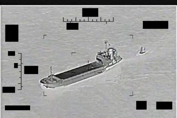 Un saildrone US au à côté d'un navire iranien