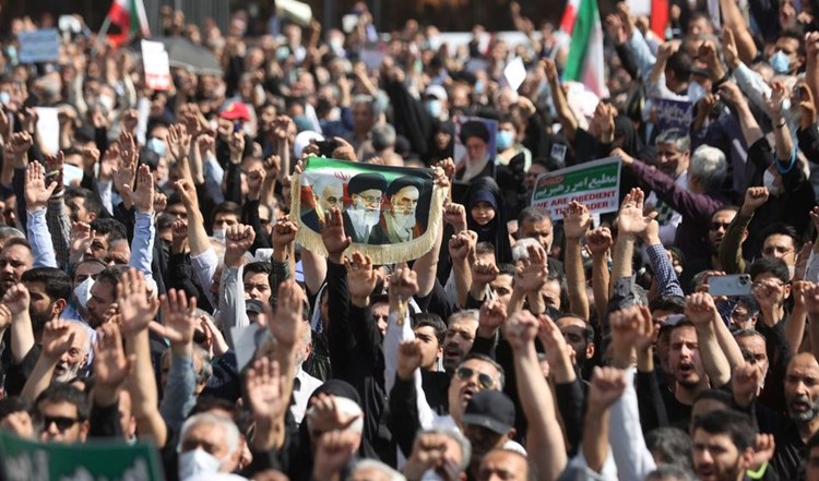 Des manifestants iraniens soutenant les autorités contre les émeutiers.