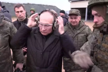 Le président russe en déplacement  dans un terrain d’entraînement, à l'ouest de la Russie, le 20 octobre 2022.