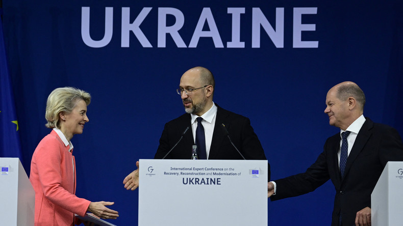 La présidente de la Commission européenne Ursula von der Leyen, le Premier ministre ukrainien Denys Shmyhal et le chancelier allemand Olaf Scholz, à la conférence pour la reconstruction de l'Ukraine à Berlin, le 25 octobre.