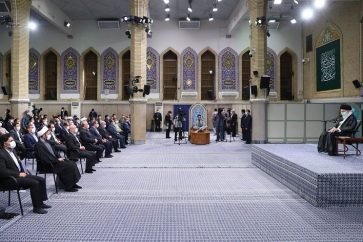 "Les puissances mondiales visent à dominer le monde en utilisant différentes méthodes et outils:  un jour par les armes, un jour par le mensonge, et un jour par la Science » .