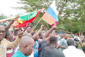 Des Burkinabés à Ouagadougou pour réclamer une coopération militaire avec la Russie et rejeter la présence militaire française au Sahel.