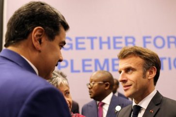 Le président du Venezuela échange quelques mots avec le président français à la COP27 en Egypte.