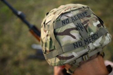 Pas de regret, pas de pitié : un slogan peint sur le casque d'une recrue ukrainienne lors d'un entraînement dans le sud de l'Angleterre, en octobre 2022 (image d'illustration).