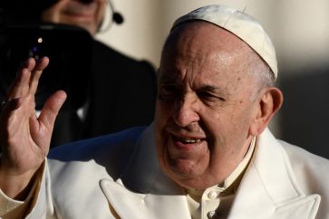 Le pape François salue les pèlerins, à son arrivée sur la place Saint-Pierre, le 23 novembre 2022 (photo d’illustration).