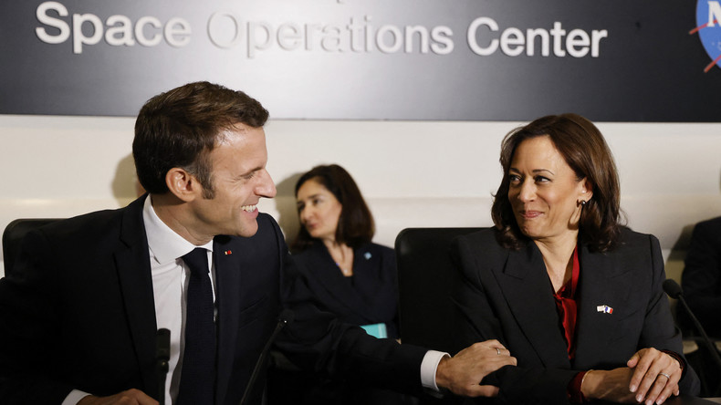 La vice-présidente américaine Kamala Harris et le président français Emmanuel Macron au siège de la Nasa à Washington DC, le 30 novembre 2022.