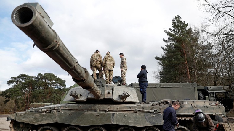 Des soldats travaillent sur un char de combat Challenger 2 sur la zone d'entraînement de Longmoor, dans le Hampshire, le 14 mars 2022 (image d'illustration).