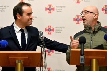 Le ministre français des Armées Sébastien Lecornu et le ministre ukrainien de la Défense Oleksy Reznikov, lors d'une conférence de presse à Kiev le 28 décembre 2022. (Photo d'illustration)