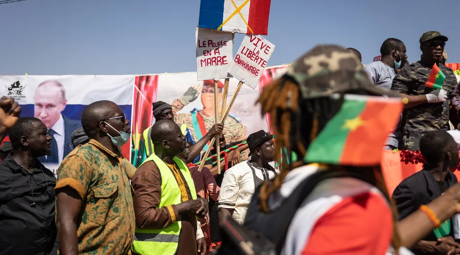 Des manifestations contre la présence de troupes militaires françaises au Burkina Faso, le 20 janvier 2023 à Ouagadougou. (OLYMPIA DE MAISMONT / AFP)