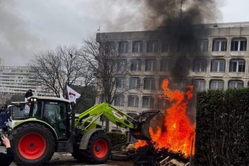 Le blocage des parkings de la Direction Départementale des Territoires et de la Mer (DDTM) rue Weber à Nîmes. ©JAG