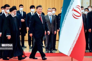 Le président iranien Ebrahim Raïssi aux côtés de son homologue chinois Xi Jinping à Pékin, le 15 février 2023. (Photo via IRNA)