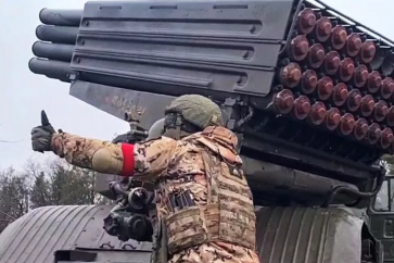 Un lance-roquettes multiple Grad dans le Donbass.