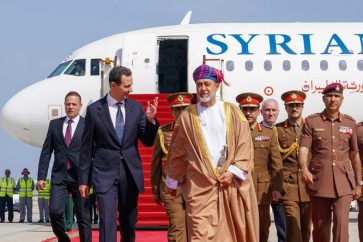 Le président Bachar al-Assad accueilli par le sultan Haitham ben Tariq à Mascate, le 20 février 2023.