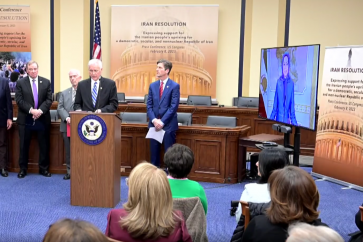 Le représentant Tom McClintock prend la parole lors d'un briefing sur une résolution anti-iranienne le 8 février 2023. ©Twitter