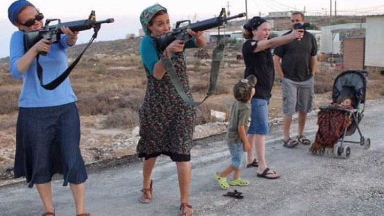 Des colons israéliens s'entrainant aux armes en Cisjordanie occupée (image d'illustration)