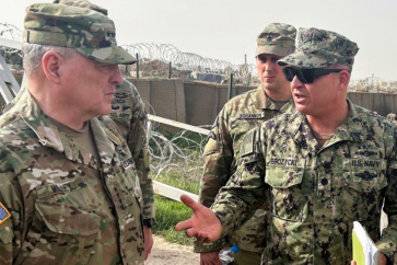 Le général Mark Milley, président des chefs d'état-major des armées américaines, s'entretient avec les forces américaines en Syrie, dans une base militaire américaine du nord-est de la Syrie, le 4 mars 2023. (Photo de Reuters)