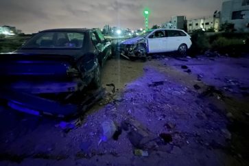 Des véhicules palestiniens endommagés lors de l'assaut israélien contre le camp de réfugiés de Nour Shams