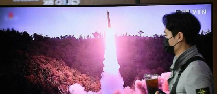 La Corée du Nord semble avoir lancé un nouveau type de missile balistique, possiblement à combustible solide.
