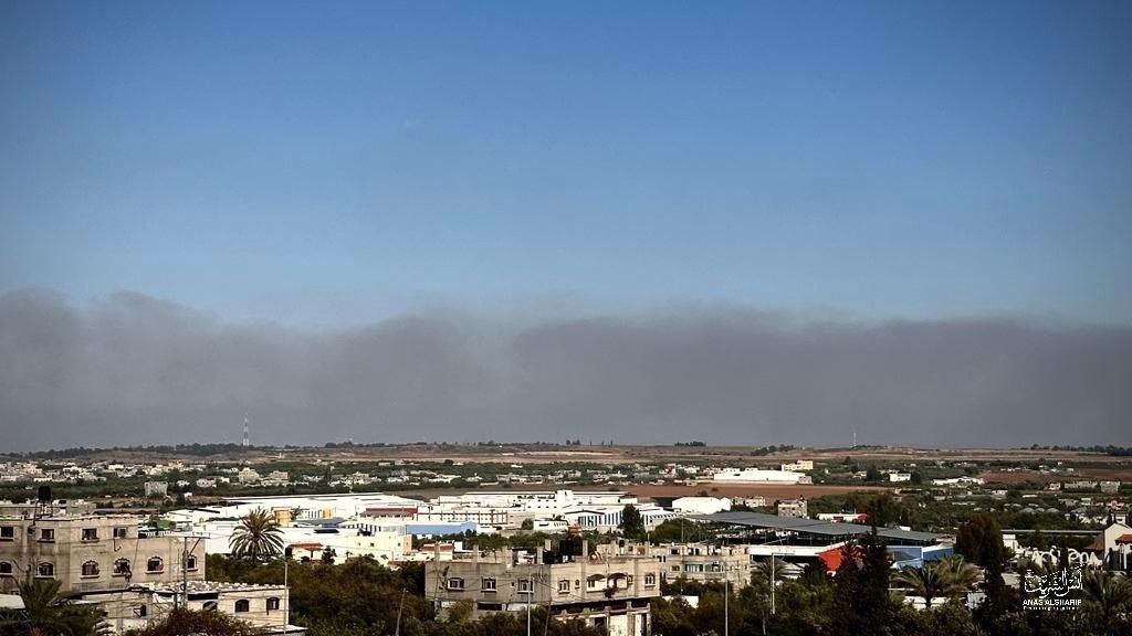 La fumée noire qui s'est dégagée de l'incendie causé par les roquettes des factions palestiniennes sur la colonie de Sederot