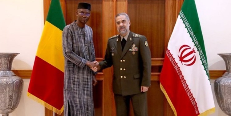 Le ministre iranien de la Défense, le général Mohammad Reza Ashtiani et son homologue malien, Sadio Camara.