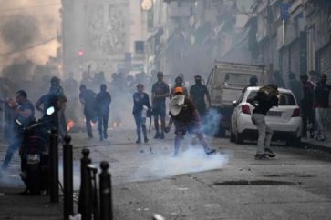 Les jeunes français accusent la police de racisme envers les citoyens d'origine arabe ou africaine.