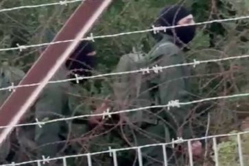 hommes_encagoulee_frontiere