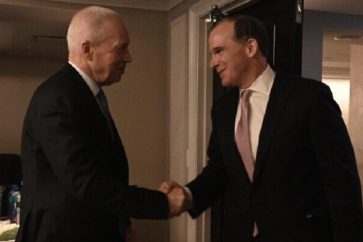 Le ministre israélien de la guerre, Yoav Gallant et Brett McGurk, coordinateur pour le Moyen-Orient du Conseil de sécurité nationale de la Maison Blanche.