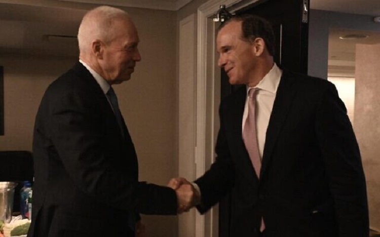 Le ministre israélien de la guerre, Yoav Gallant et Brett McGurk, coordinateur pour le Moyen-Orient du Conseil de sécurité nationale de la Maison Blanche.