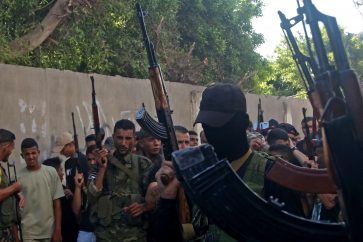 Des hommes armés dans le camp d'Aïn al-Hilweh.