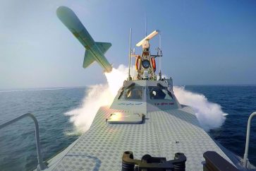 Le CGRI tire un missile de croisière lors d’un exercice militaire naval dans le golfe Persique, le 28 juillet 2020. ©Sepahnews