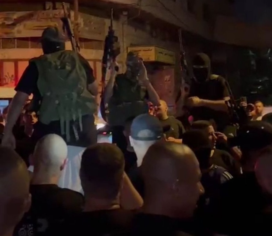 Les habitants du camp Nour Chams portent les combattants sur les épaules pour saluer leur bravoure