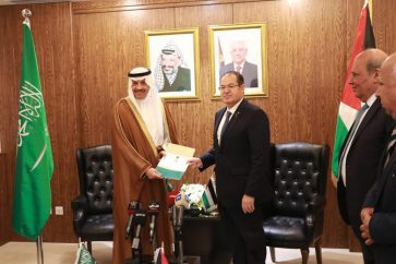 Nayef al-Sudaïri a présenté samedi une copie de ses lettres de créance à Majdi El Khaldi, conseiller présidentiel palestinien pour les affaires diplomatiques