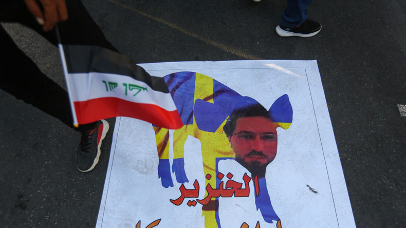 Un Irakien piétinant une illustration de Salwan Momika.