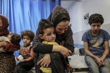 Des enfants palestiniens terrifiés par les bombardements israéliens contre Gaza.