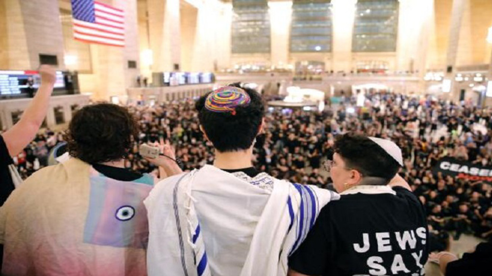 Dans la gare Grand Central, à New York, des manifestants se rassemblent pour demander une trêve à Gaza, le 27 octobre 2023. ©AFP
