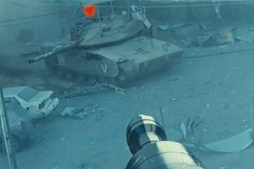 Des chars israéliens visés par les brigades Al-Qassam de distance zéro, à Gaza.