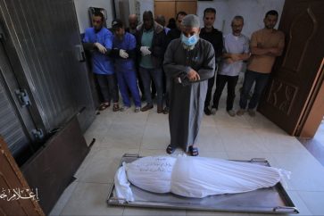 Une fille de la famille Al-Awaiti, enceinte de son dernier mois, avec son fœtus encore dans son ventre, a trouvé le martyr à la suite de l'attaque israélienne contre leur maison dans le quartier Cheikh Nasser, au centre de Khan Younes