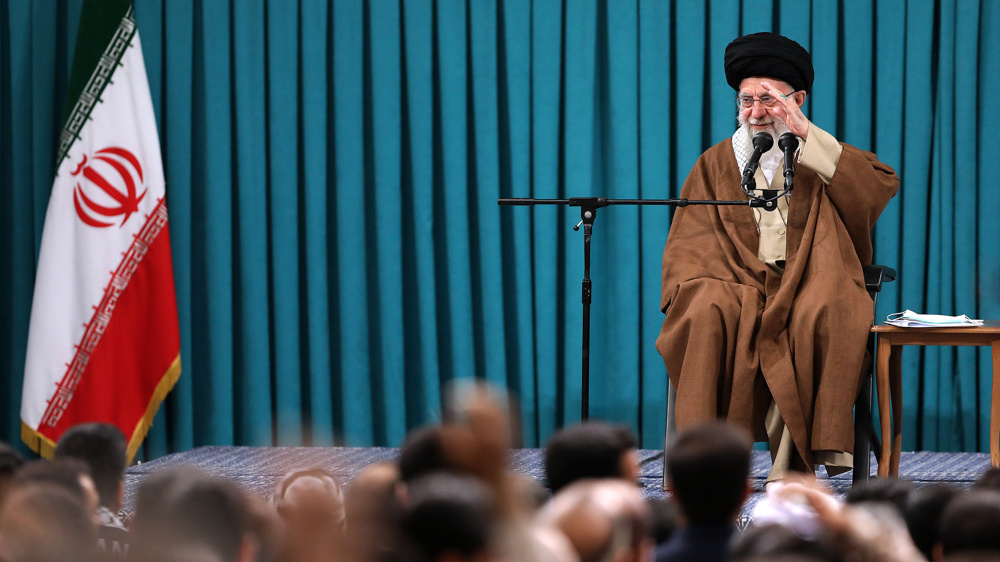 Le Leader de la Révolution islamique d'Iran, l'Ayatollah Seyyed Ali Khamenei rencontre un groupe de volontaires du Bassidj, le 29 novembre 2023. (Crédit photo: khamenei.ir)