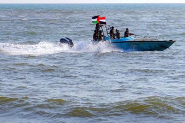 Des membres des garde-côtes yéménites affiliés à Ansarallah patrouillent en mer, le 5 janvier 2024. © AFP