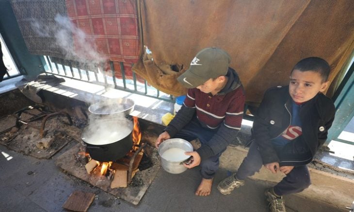 Des enfants palestiniens déplacés de leur foyer à Gaza