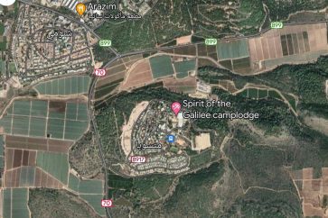 La colonie Metzuva a été frappée pour la première fois. Elle a été construite sur les terres du village palestinien al-Bassat, dont les habitants ont été chassés.
