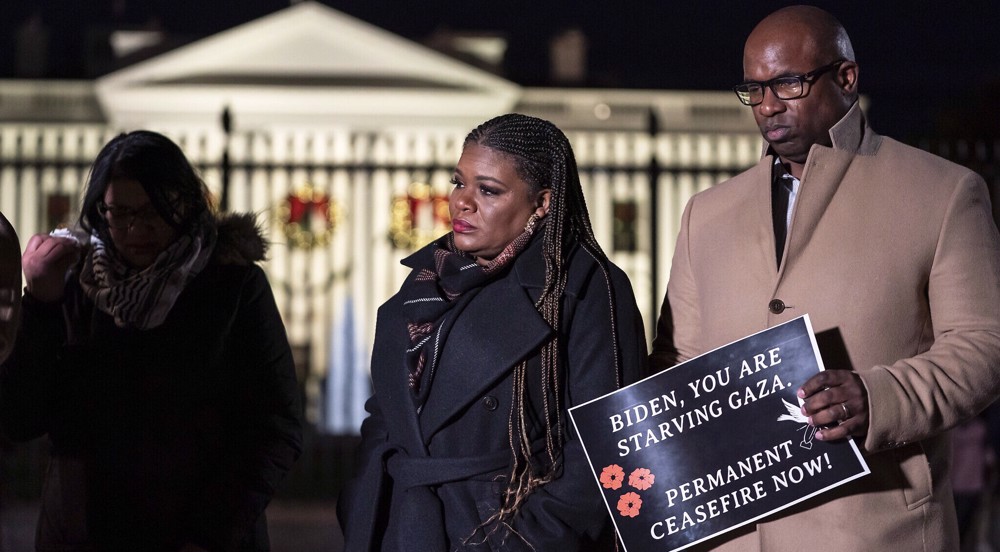 La représentante Cori Bush, au milieu, et le représentant Jamaal Bowman, à droite, devant la Maison-Blanche pour exiger un cessez-le-feu permanent à Gaza, le 29 novembre 2023. ©AP