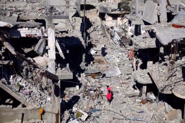 Des enfants palestiniens marchent au milieu des ruines dans le camp de réfugiés de Khan Younès, dans le sud de Gaza, le 29 novembre 2023. ©Reuters