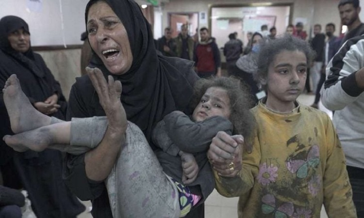 Une femme palestinienne porte sa fille blessée par les bombardements israéliens contre Gaza.