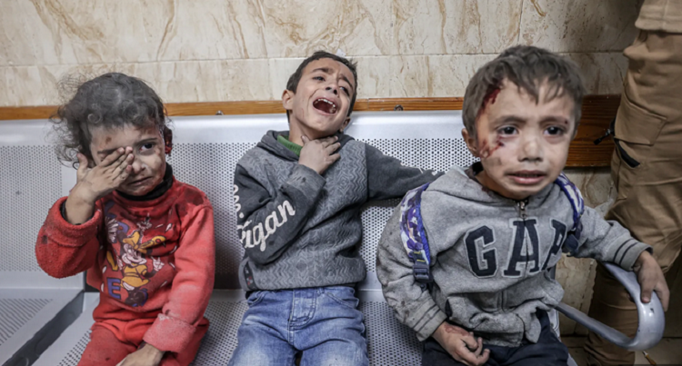 Des enfants palestiniens blessés par les bombardements israéliens contre Gaza