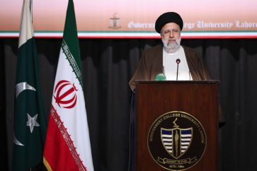 Le président iranien Ebrahim Raïssi s'exprime à la Government College University (GCU) de Lahore au Pakistan, le 23 avril 2024.