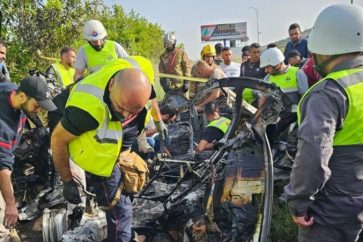 La voiture visée par un raid israélien à 'Adloune.