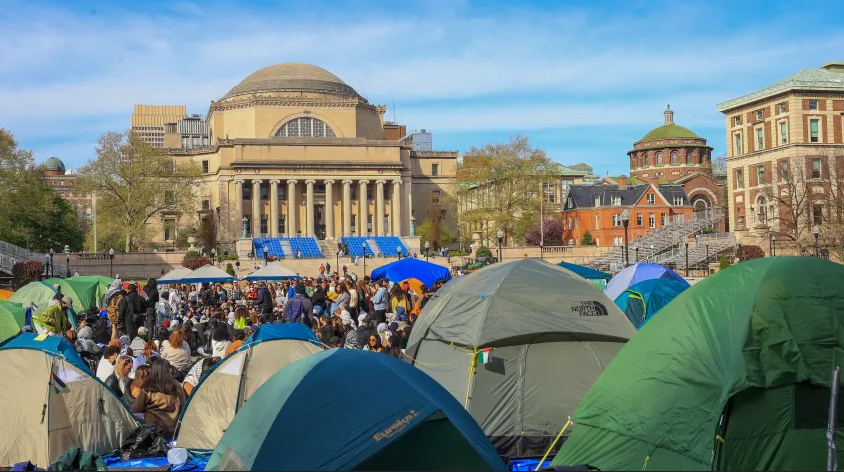 Des universitaires US protestant contre les atrocités israéliennes à Gaza.
