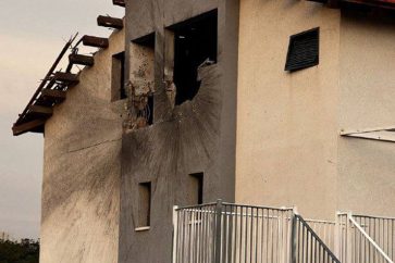 Un batiment où étaient stationnés des militaires israéliens dans la colonie de Shtoula a été frappé dans la soirée de dimanche .